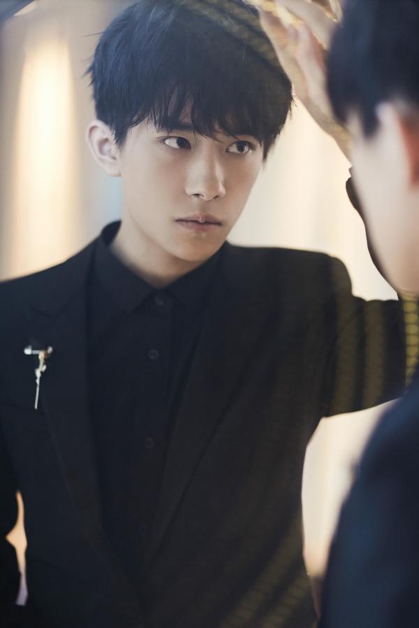 易烊千玺格莱美归来 首次亮相活动显少年绅士风