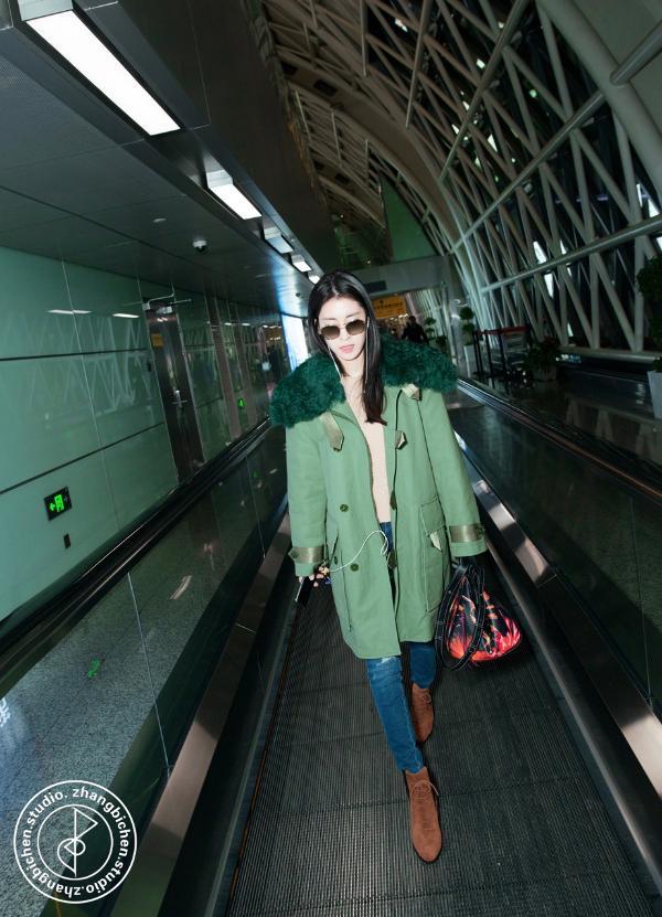 张碧晨最新街拍曝光 解锁秋冬时尚新穿法