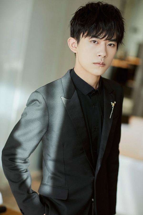 易烊千玺格莱美归来 首次亮相活动显少年绅士风