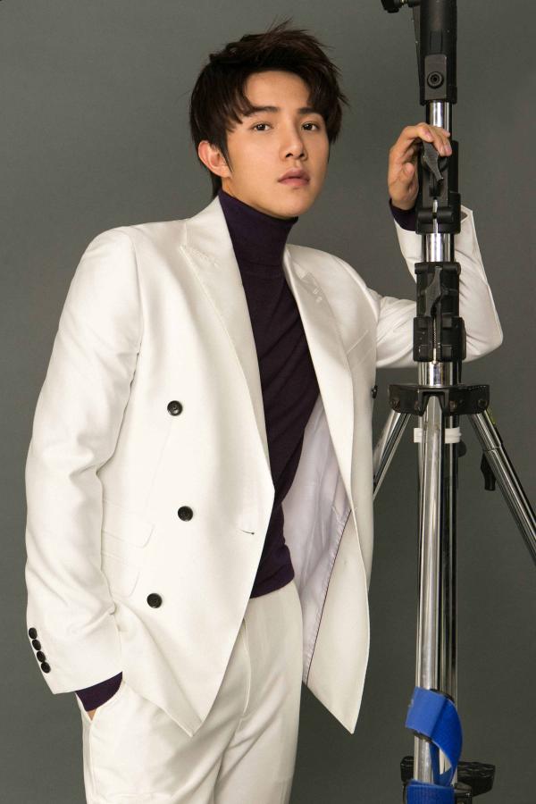 黄圣池时尚写真造型多变&nbsp;或文艺清新或痞帅不羁