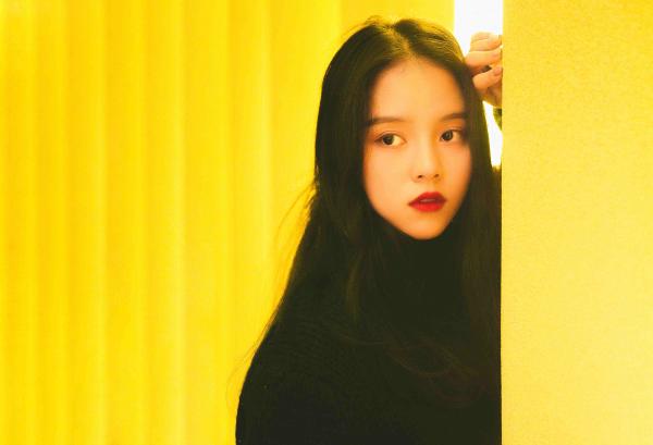 高煜霏曝最新写真&nbsp;文艺复古尽显女神范