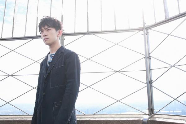 易烊千玺受邀登帝国大厦 少年归来前路可期