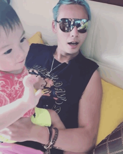 陈伟霆晒外甥 陈伟霆带家人度假 陈伟霆单手倒立成春晚热点