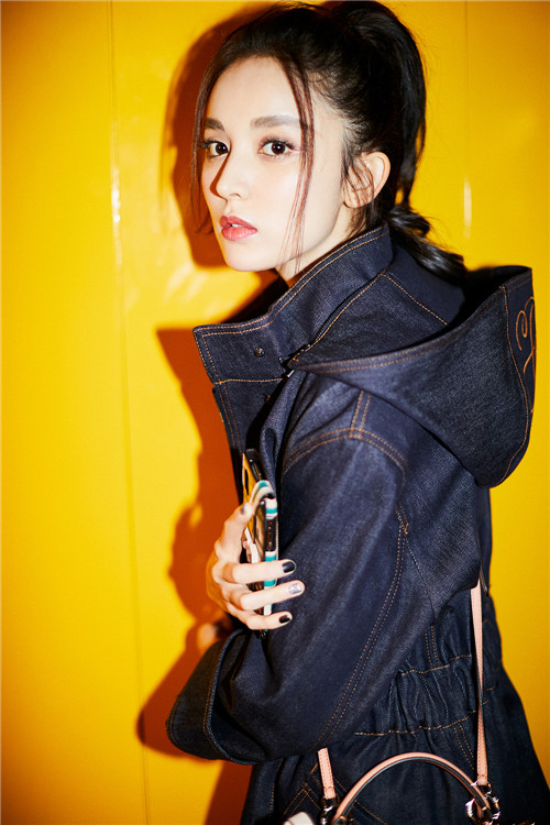 娜扎米兰时装周再出发 率性造型尽显大长腿