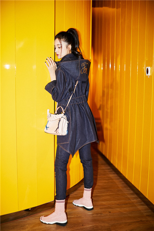 娜扎米兰时装周再出发 率性造型尽显大长腿