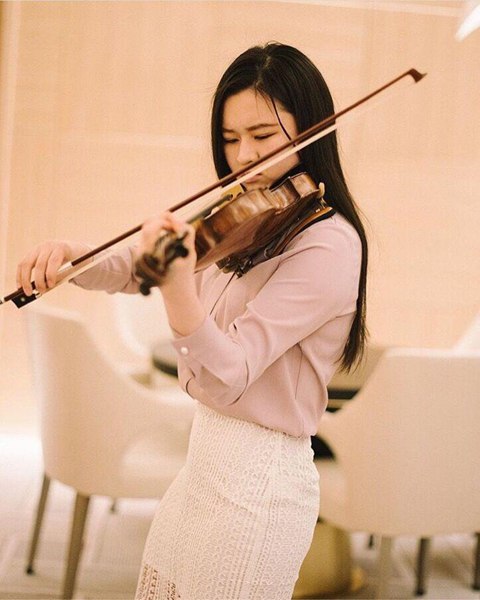 罗诗琦受邀助阵联合国世界量子医学健康产业演出