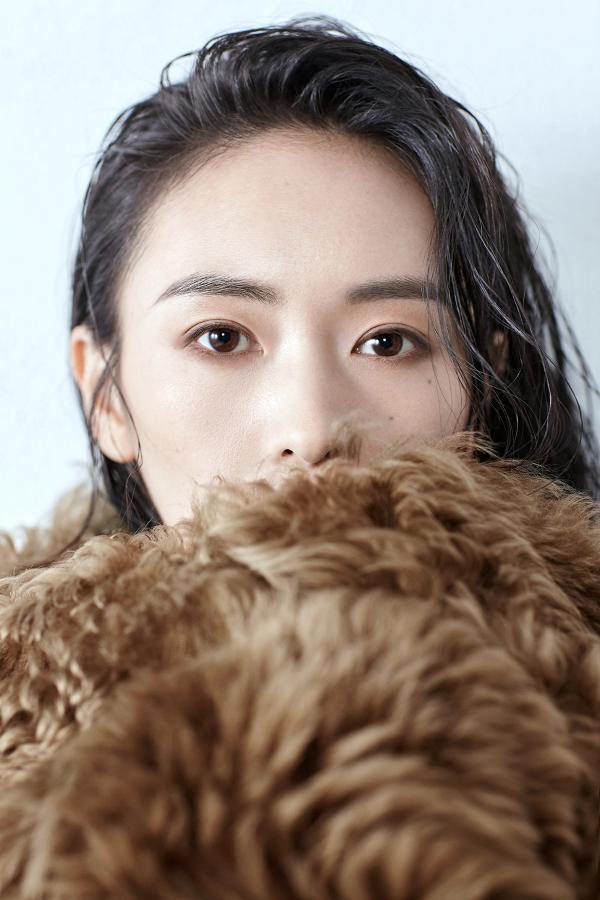 童瑶灰色系写真曝光&nbsp;简约大方个性十足