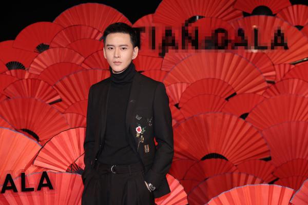 黄宥明出席慈善晚会&nbsp;利落短发帅气干练