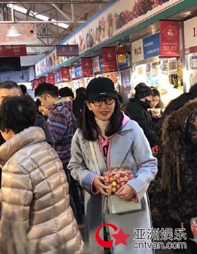 李冰冰买菜被偶遇 打扮时髦被赞似少女！