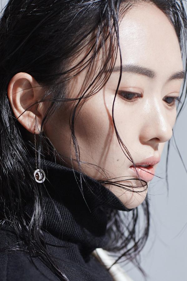 童瑶灰色系写真曝光&nbsp;简约大方个性十足