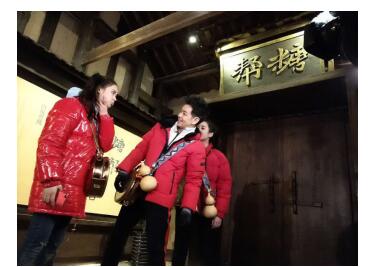 国民老公撸起袖子熬红糖 遵义土城古镇实力圈粉