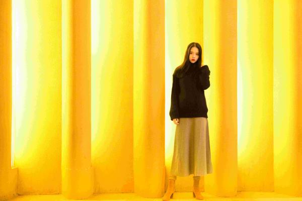 高煜霏曝最新写真&nbsp;文艺复古尽显女神范