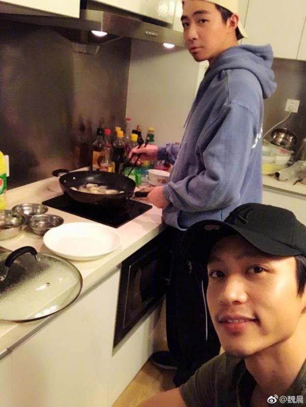 俞灏明小年夜约魏晨吃饺子 晒同框照网友感叹回忆杀