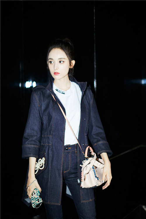 娜扎米兰时装周再出发 率性造型尽显大长腿