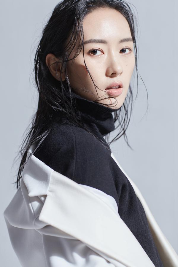 童瑶灰色系写真曝光&nbsp;简约大方个性十足