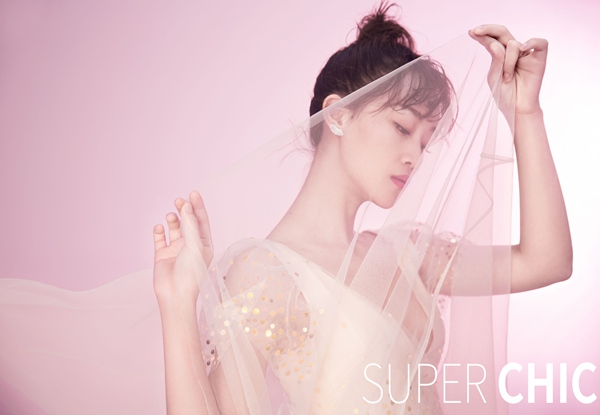 蓝盈莹SuperChic封面大片曝光 风格多变诠释无畏青春