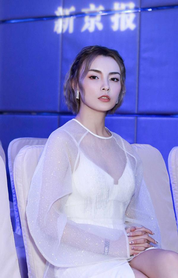赵宇彤纯白造型亮相红毯 清纯脱俗宛若初雪