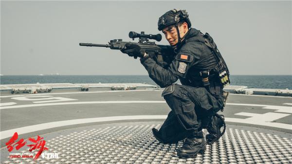 《红海行动》大年初一燃情上映 中国海军接你回家