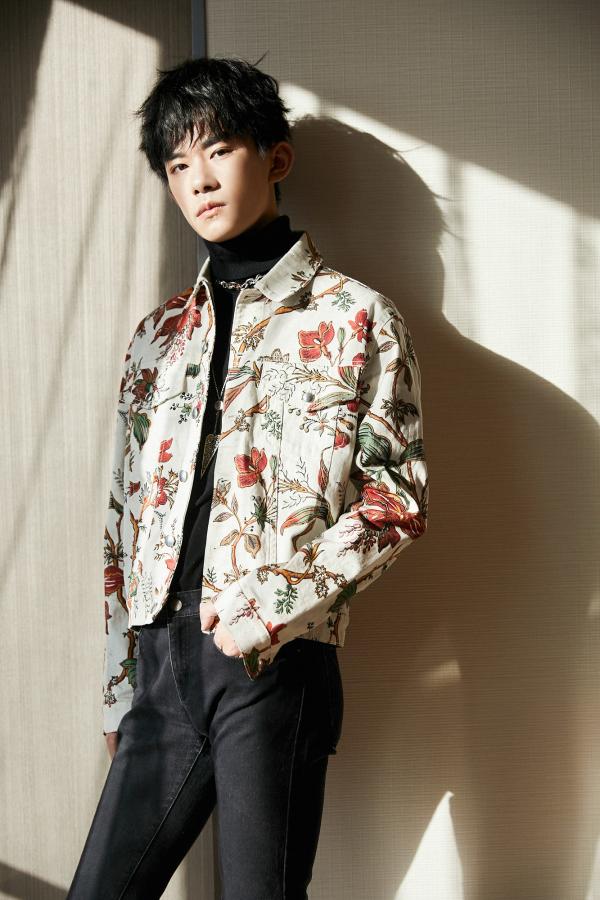 易烊千玺格莱美归来 首次亮相活动显少年绅士风