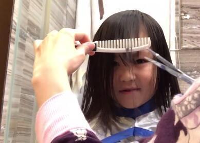 蔡少芬为女儿理发 手艺娴熟堪比专业!