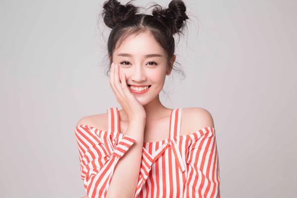 何花写真曝光 丸子头吸睛尽显灵动俏皮