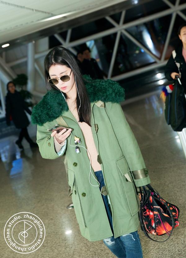 张碧晨最新街拍曝光 解锁秋冬时尚新穿法