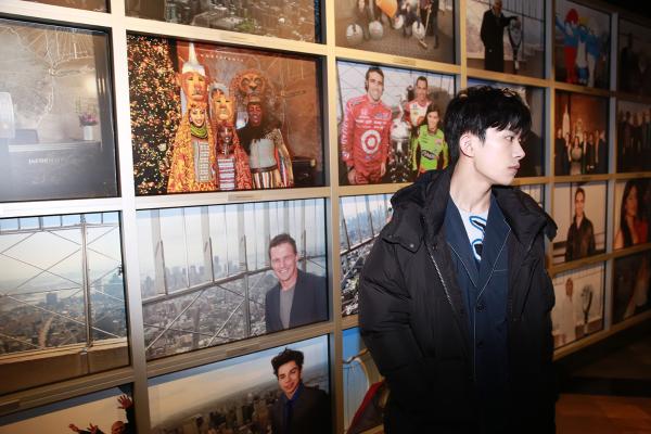易烊千玺受邀登帝国大厦 少年归来前路可期
