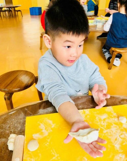 沙溢晒儿子包饺子照片 小鱼儿颇有厨师风范