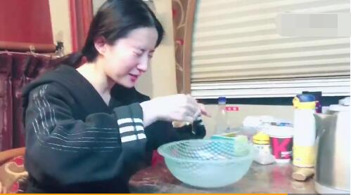 刘亦菲另类洗脸方法 神仙姐姐真是神了