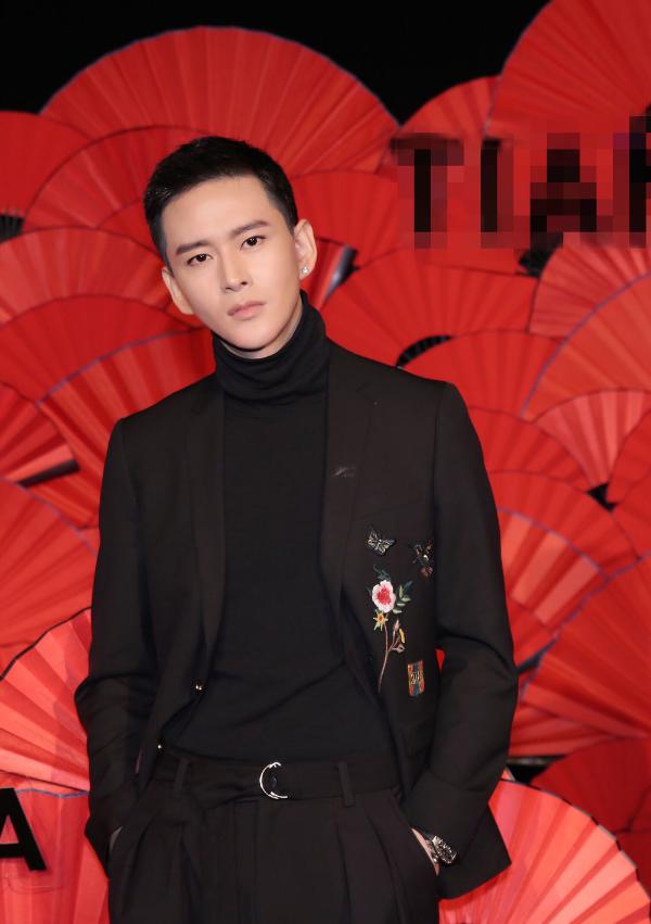 黄宥明出席慈善晚会&nbsp;利落短发帅气干练