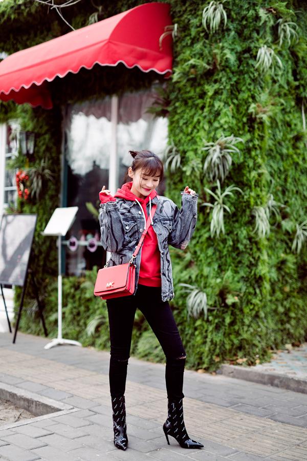 袁姗姗淡妆红唇甜美动人&nbsp;街拍大片年味十足