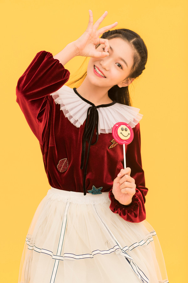 张译兮暖春写真 满满少女感甜笑迷人