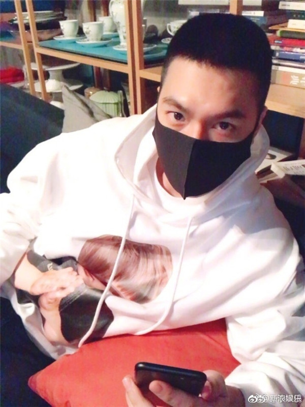 李敏镐晒寸头自拍硬朗帅气 对着镜头比剪刀手