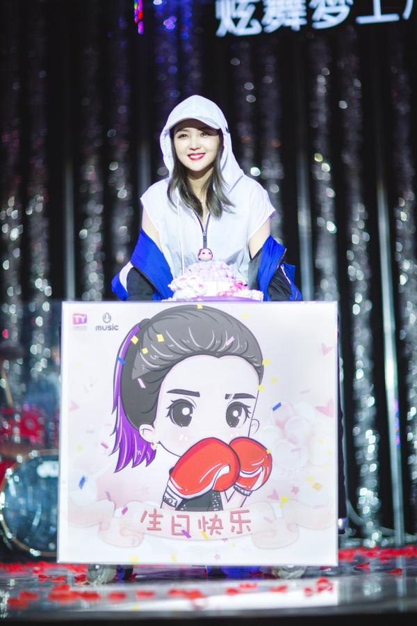 何洁生日会在成都温情开唱 以歌为伴暖心互动气氛嗨