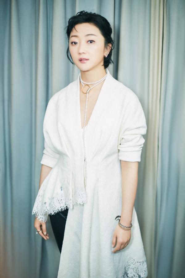 张瑶受邀观秀干练帅气 黑白搭玩转“佛系”极简风