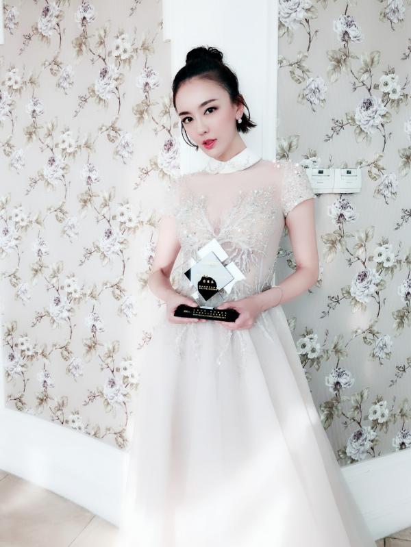 吕佳容出席活动再获奖 白色礼服高贵优雅显仙女气息