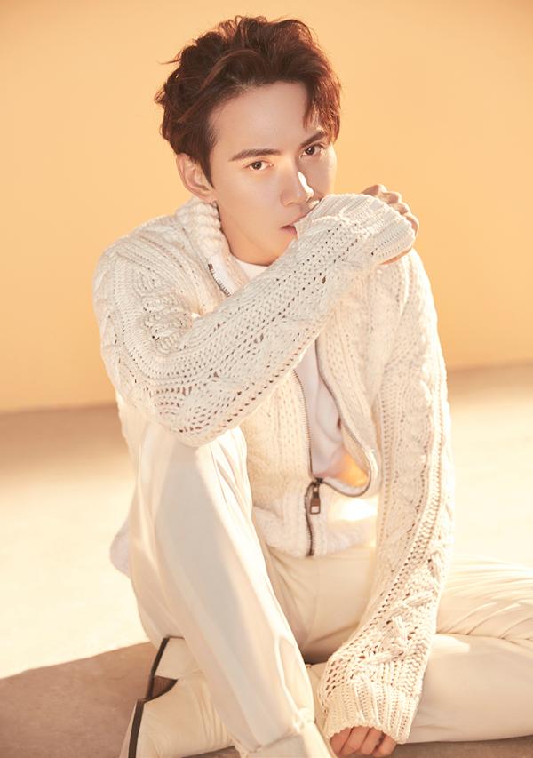 徐正溪开年时尚大片 眼神冷峻撩力十足