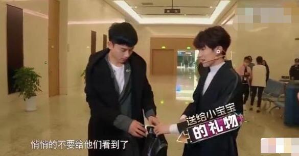 王源塞礼物给张杰 原来黑色袋子里装的神秘礼物是这个......