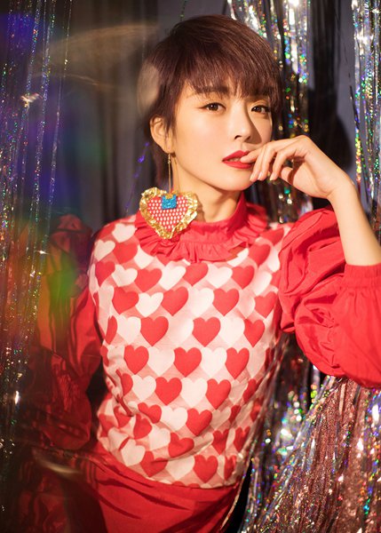 种丹妮新写真玩转迷幻风 流光间化身闪光少女