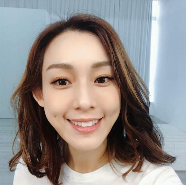 范玮琪深夜晒自拍 笑意盈盈梨涡抢镜