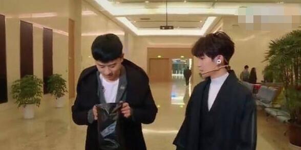 王源塞礼物给张杰 原来黑色袋子里装的神秘礼物是这个......