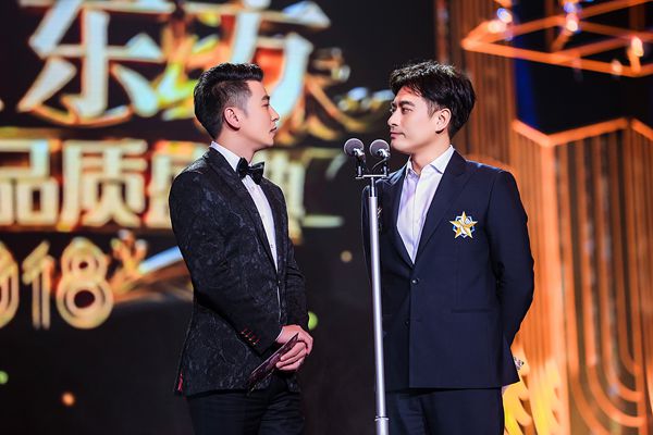 陈龙亮相品质盛典 不忘初心为“青梅”马伊琍颁奖