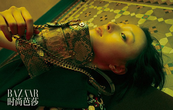 王悦伊登《时尚芭莎》 复古魅惑梦游时空