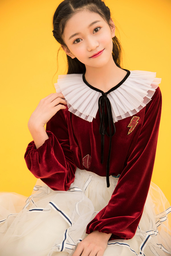 张译兮暖春写真 满满少女感甜笑迷人