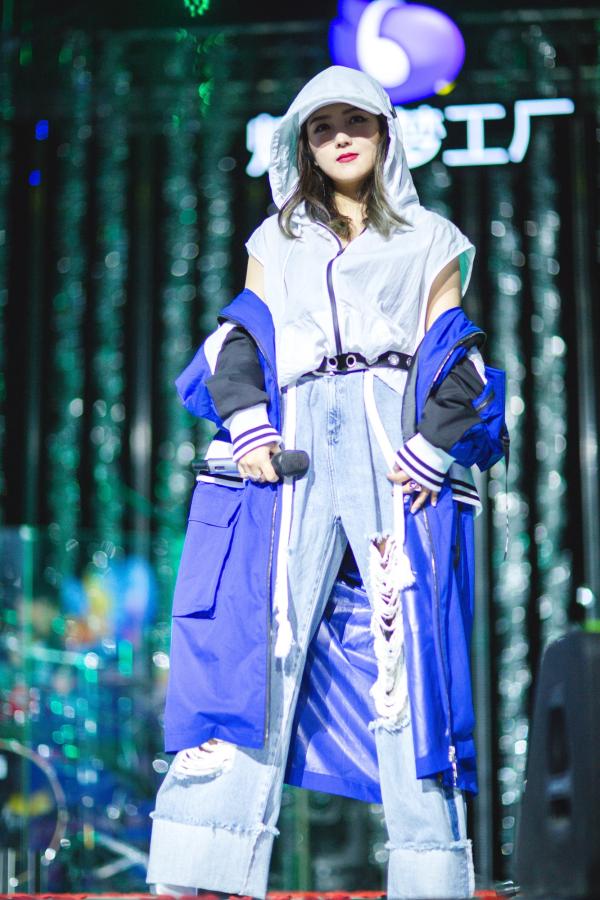 何洁生日会在成都温情开唱 以歌为伴暖心互动气氛嗨