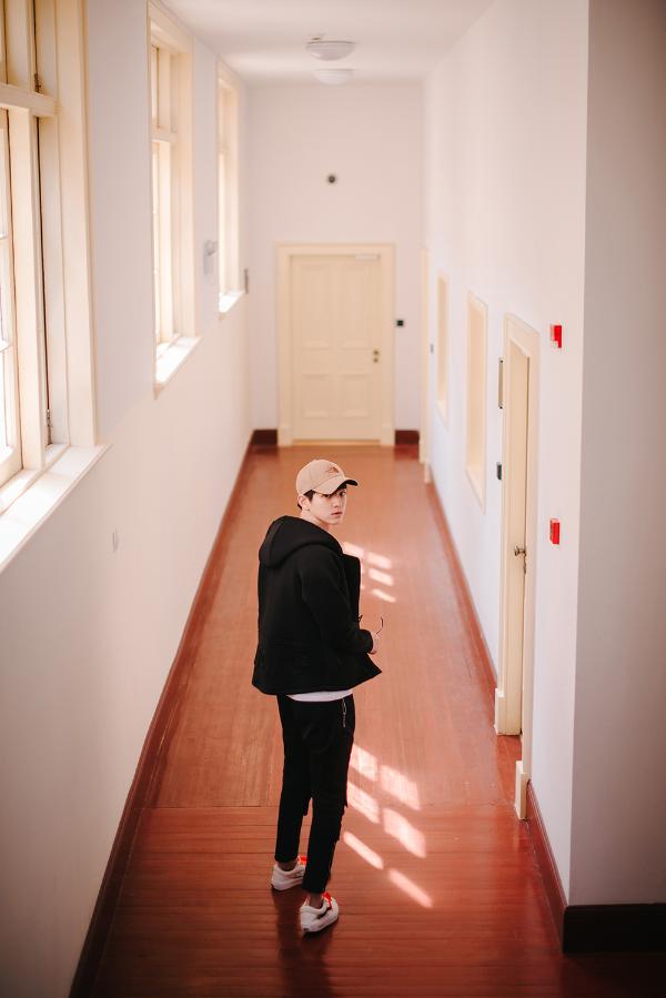 文苡帆春日写真少年感满满 即将进组拍摄《蜜汁炖鱿鱼》