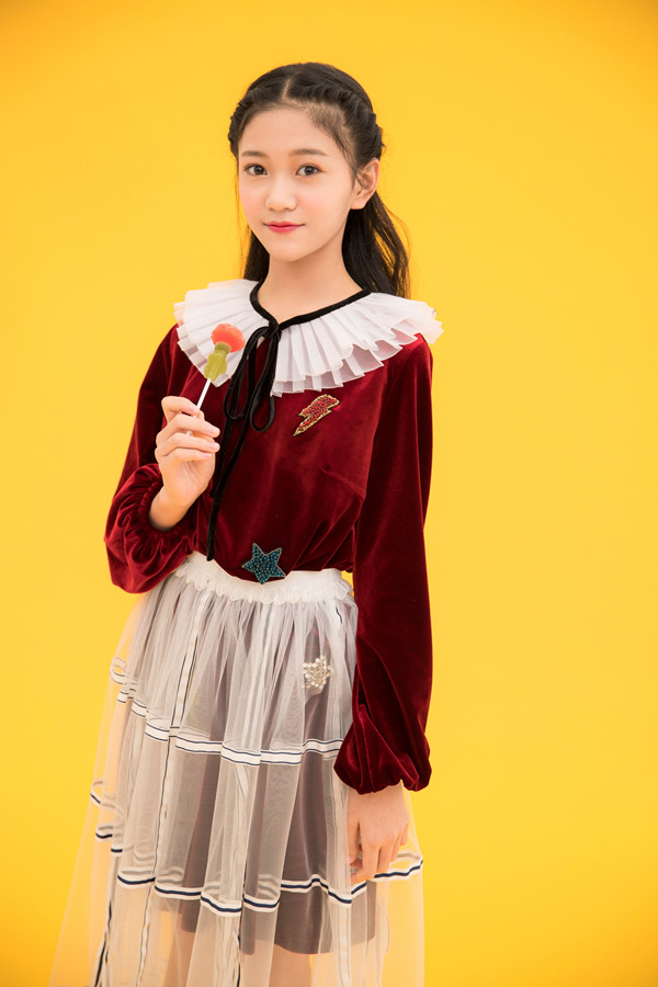 张译兮暖春写真 满满少女感甜笑迷人