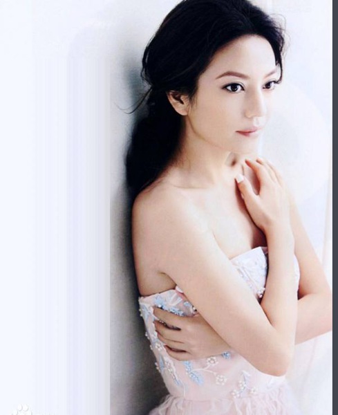 黄有龙为赵薇庆生 赵薇合影孙悦夫妇素颜完胜！ 赵薇晒老公女儿游玩照