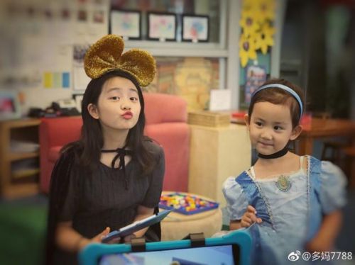 孙莉微博晒两女儿温馨合影 多多多妹都有公主梦