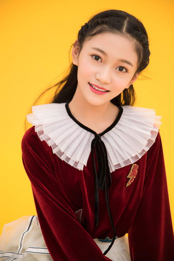 张译兮暖春写真 满满少女感甜笑迷人